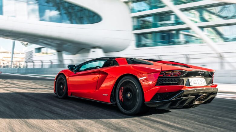 Hình nền Lamborghini đang chạy màu đỏ