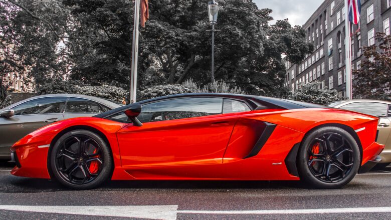 Hình nền Lamborghini màu đỏ đỗ ven đường