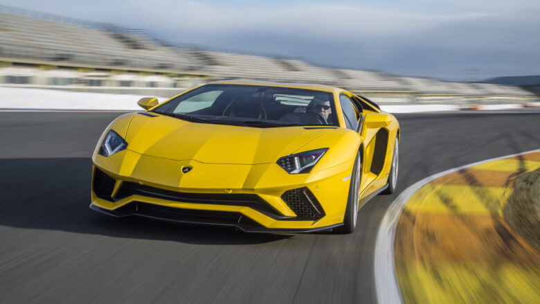Hình nền Lamborghini màu vàng đang chạy
