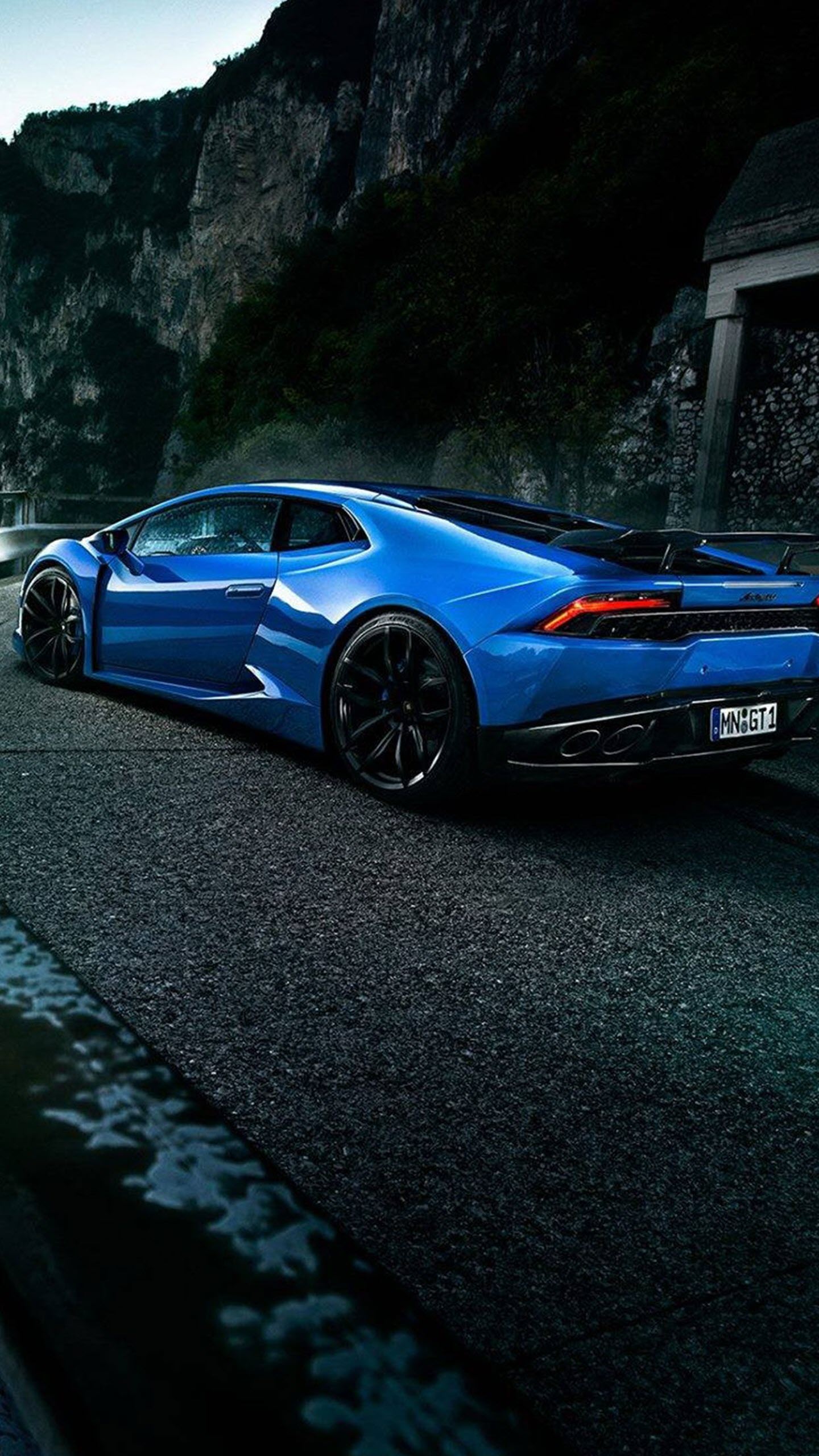 Lamborghini - ánh sáng mới của thế giới siêu xe và sự kết hợp tuyệt với giữa sự mạnh mẽ và sự đẳng cấp. Hãy dành một phút để chiêm ngưỡng những chiếc Lamborghini tỏa sáng và cảm nhận sự độc đáo và mê hoặc từ những kiểu dáng, chi tiết và công nghệ đẳng cấp.