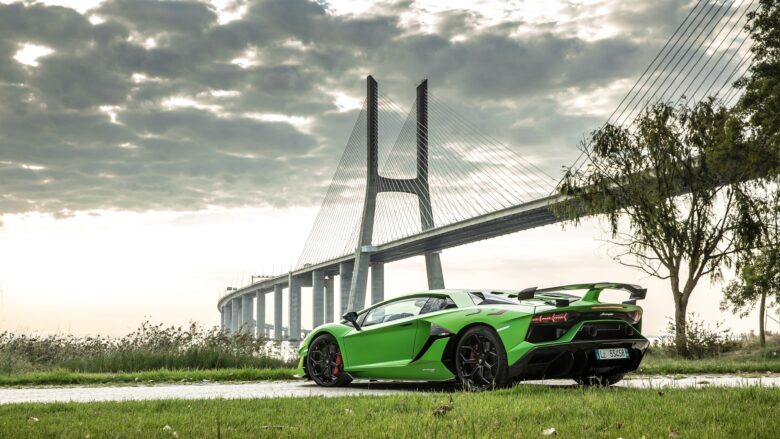 Hình nền Lamborghini màu xanh dưới chân cầu