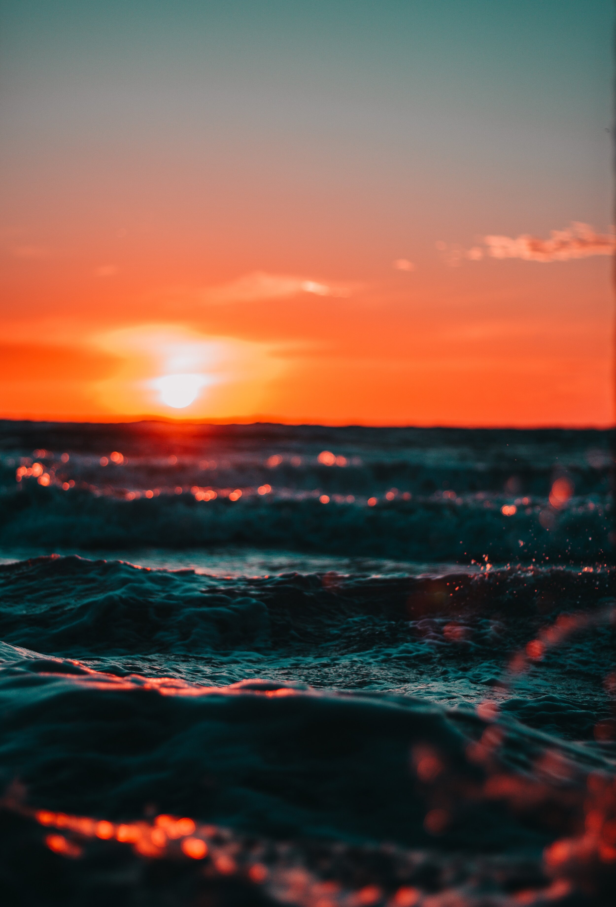 Hình nền sóng biển sẽ giúp bạn cảm nhận được sự thanh bình và mênh mông của đại dương. Với những hình ảnh sống động, bạn sẽ được truyền tải tới những cảm xúc đẹp nhất của mình và bắt đầu một ngày mới tràn đầy năng lượng.