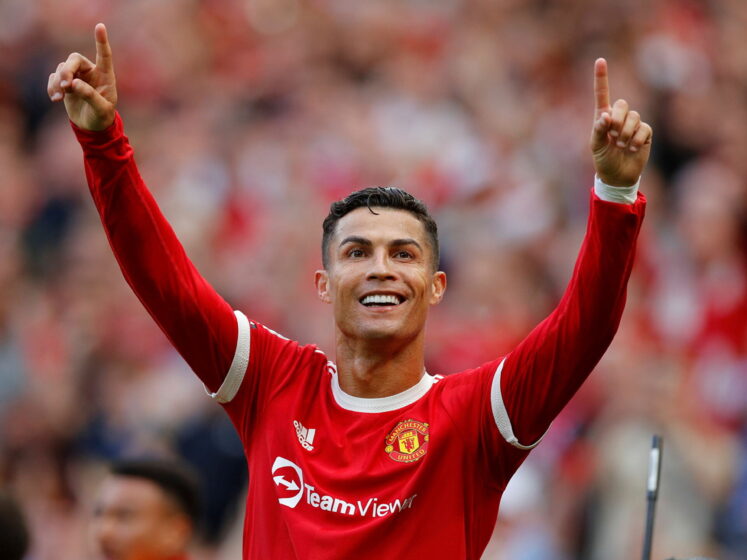 Màn ăn mừng bàn thắng Siiiiuuu của Cristiano Ronaldo với áo đấu của đội  Manchester United 2K tải xuống hình nền