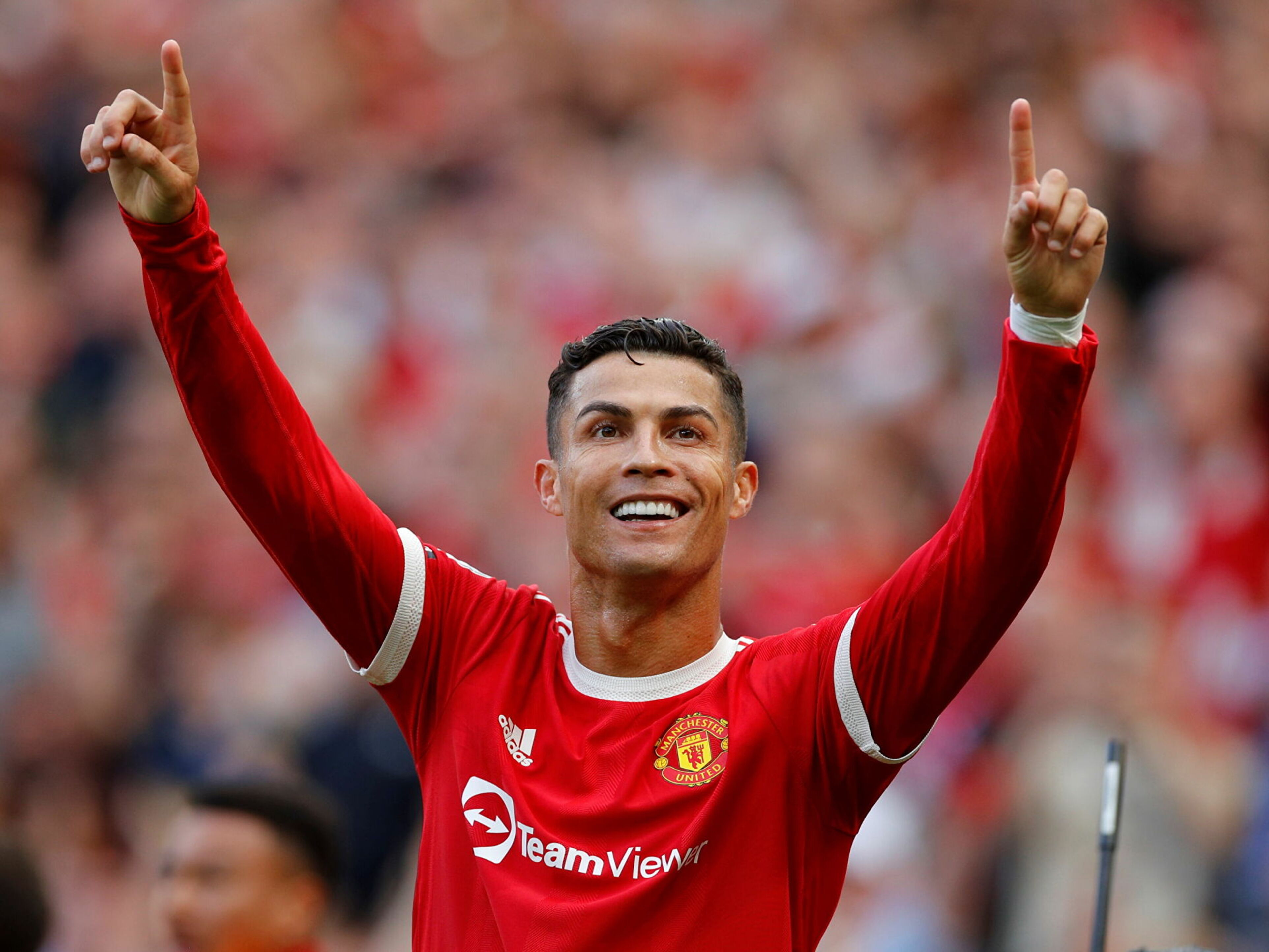 Ronaldo về lại Old Trafford MU thu núi tiền sau 24h
