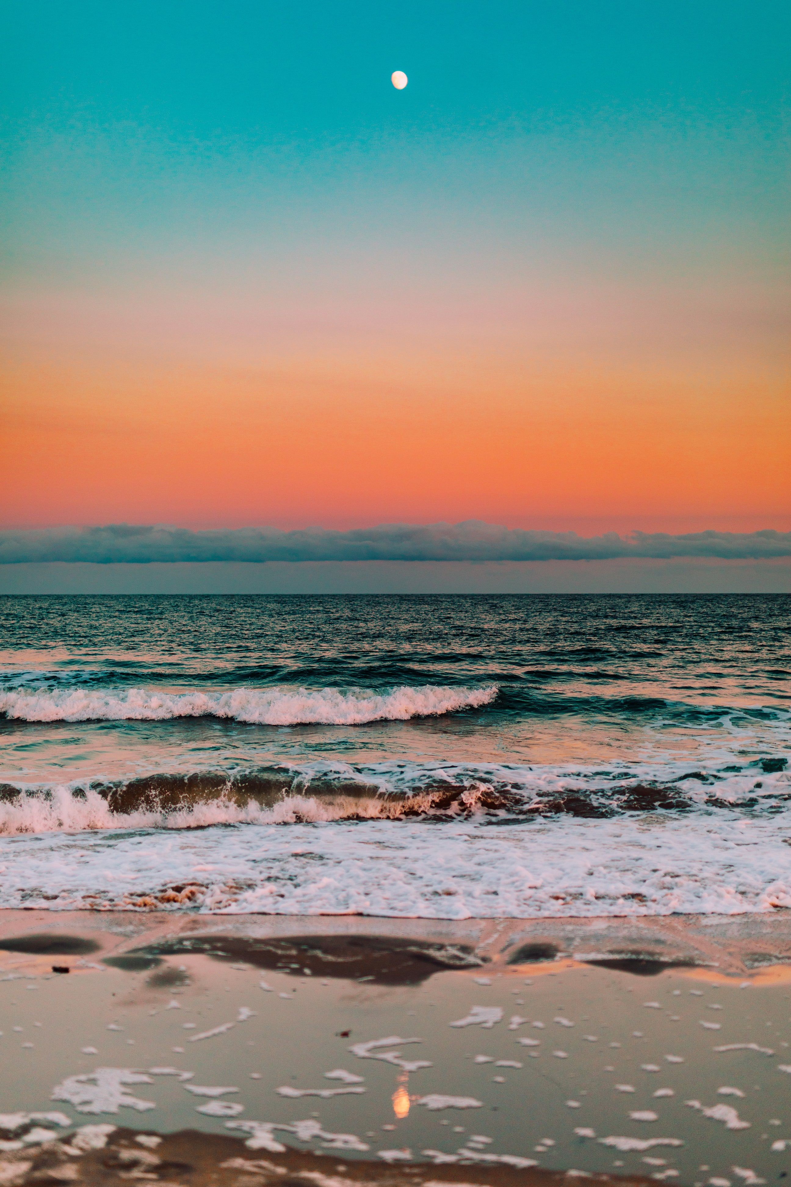 Hình nền sóng biển tươi mát là lựa chọn tuyệt vời để bạn thư giãn và tìm lại cân bằng trong cuộc sống. Với màu xanh mát của biển và những đường sóng nhẹ nhàng, bạn sẽ cảm thấy như được đắm mình trong không gian biển cả, mang lại cảm giác thoải mái và bình yên tuyệt vời.