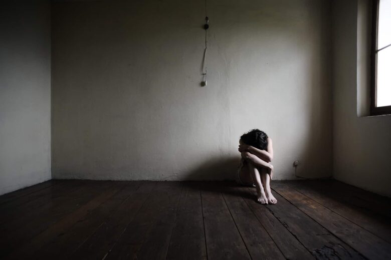 Hình ảnh cô gái buồn khóc một mình trong phòng