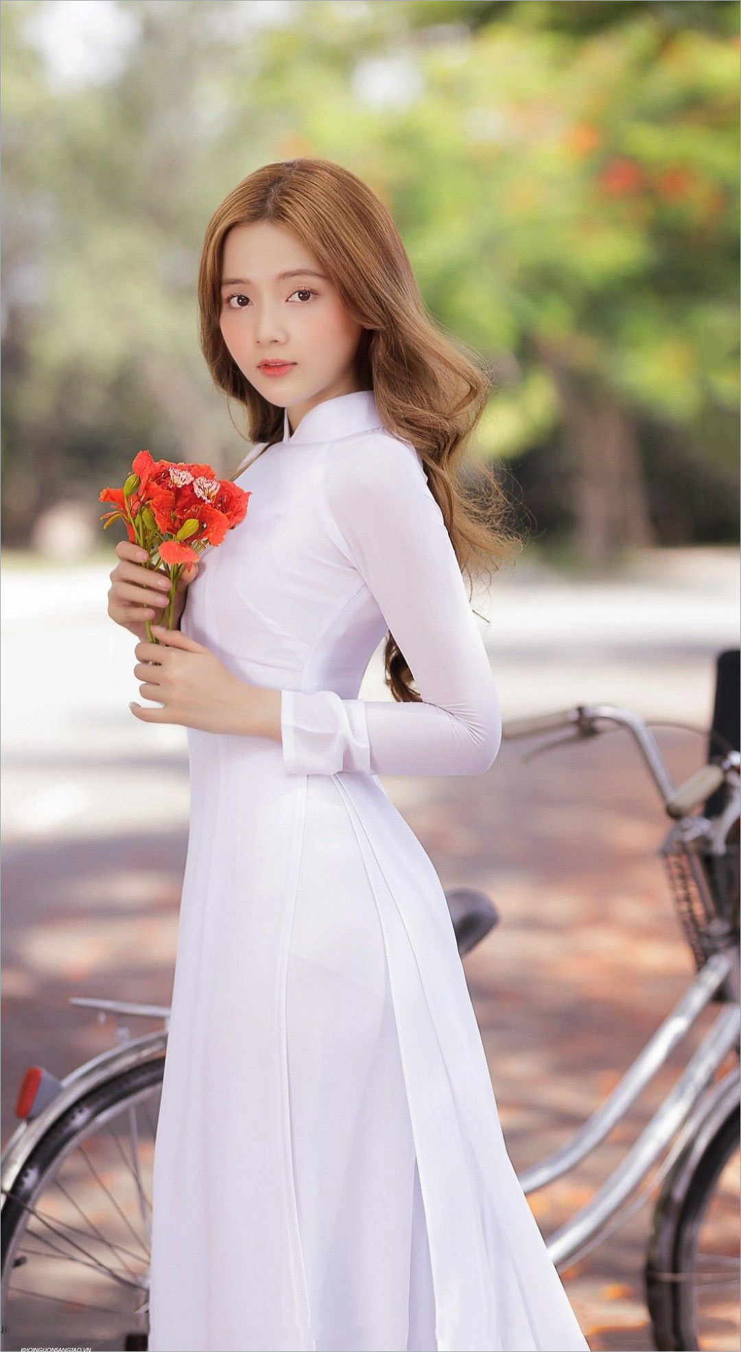 Gái xinh áo dài: Áo dài là trang phục truyền thống đặc trưng của người Việt Nam, và khi được khoác lên những cô gái xinh đẹp, nó lại trở nên lộng lẫy, quý phái và đầy sức hút. Hãy thưởng thức những hình ảnh gái xinh áo dài tại đây.