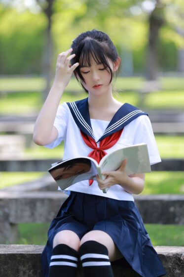 Hình ảnh gái xinh mặc váy ngắn siêu đẹp ngồi đọc sách
