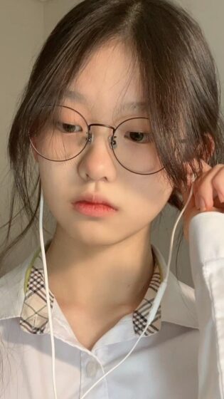 Hình ảnh gái xinh Trung Quốc đeo kính
