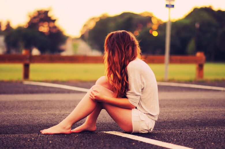 Hình ảnh cô gái cô đơn ngồi một mình giữa con phố vắng