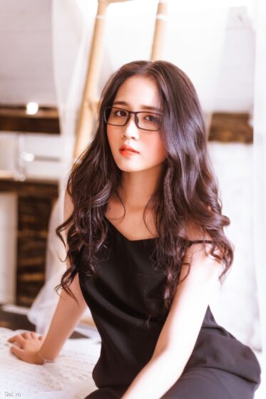 hình gái xinh đeo kính tóc dài nghệ thuật