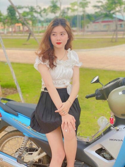 hình gái xinh váy ngắn ngồi trên xe máy
