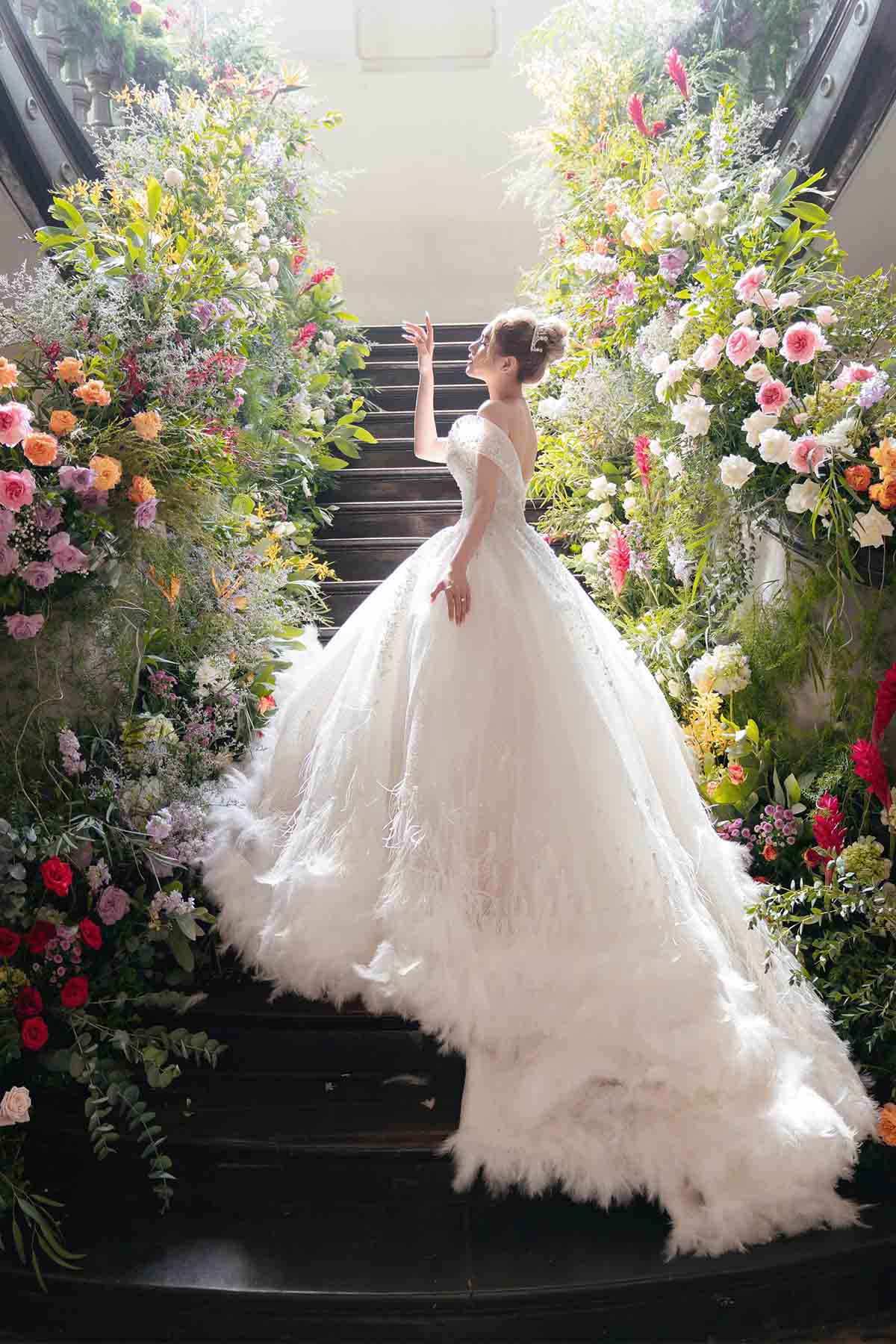 9 mẫu váy cưới thêu từ nhẹ nhàng đến quyến rũ cho cô dâu lựa chọn