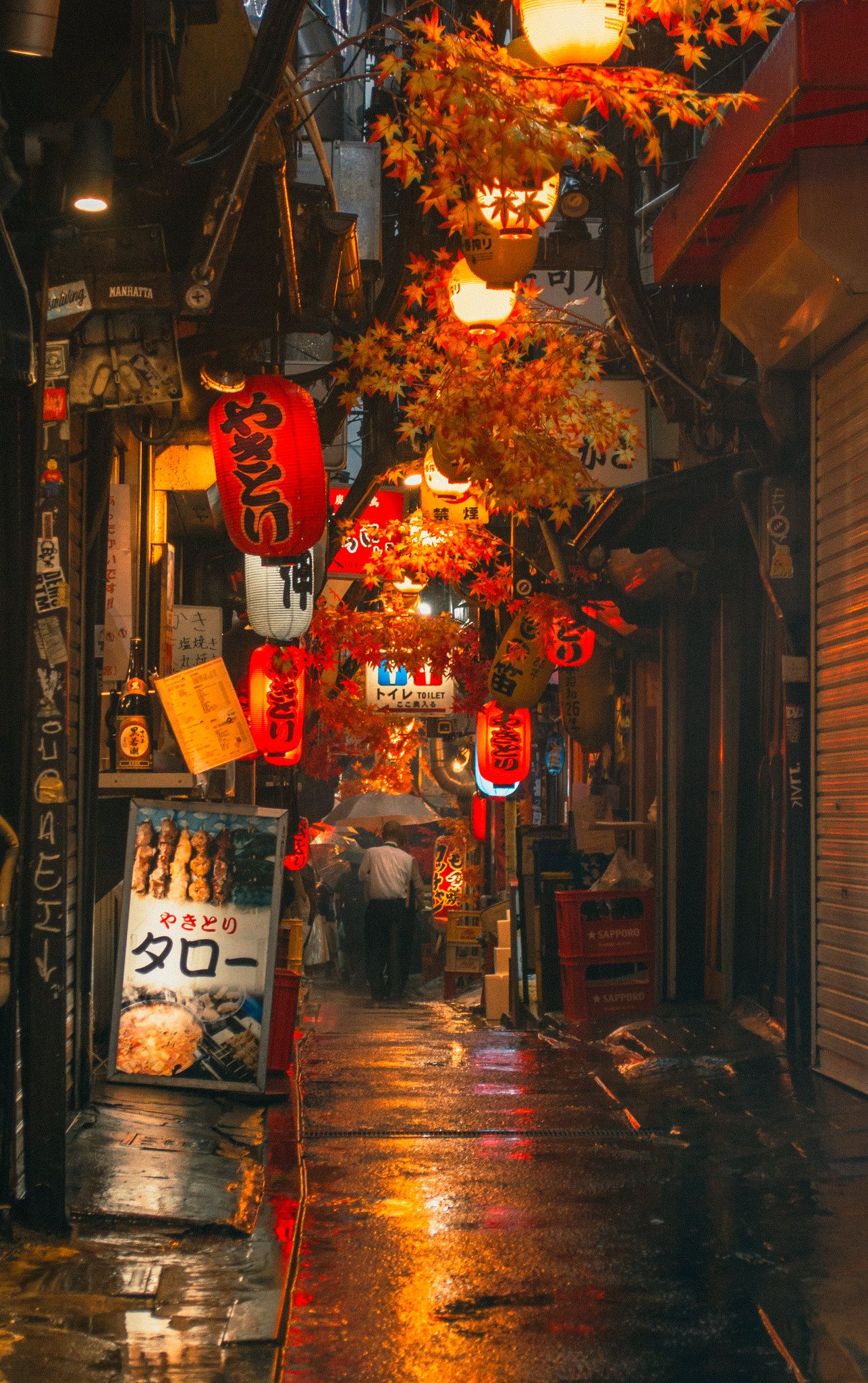 Phố đêm Nhật Bản đa sắc màu như một bức tranh phong cảnh được vẽ tay, khiến bạn ngỡ như đang bước vào một trò chơi máy tính 3D. Nét đẹp của những con đường đầy màu sắc cùng những ngôi nhà kiến trúc độc đáo sẽ khiến cho bạn mong muốn ghé thăm Nhật Bản ngay lập tức.