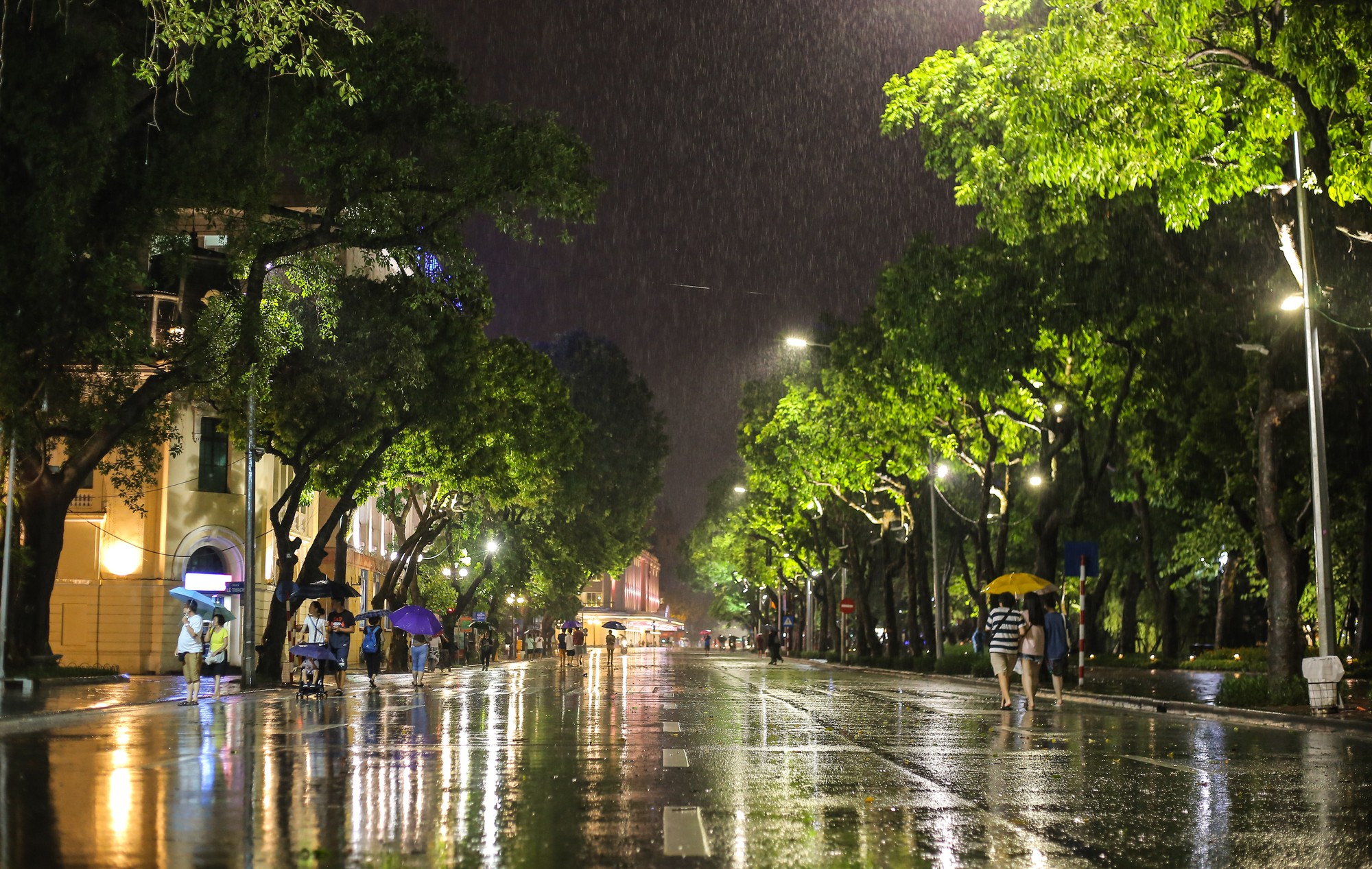 Hình ảnh mưa đêm buồn đẹp đầy cảm xúc phù hợp với tâm trạng của bạn