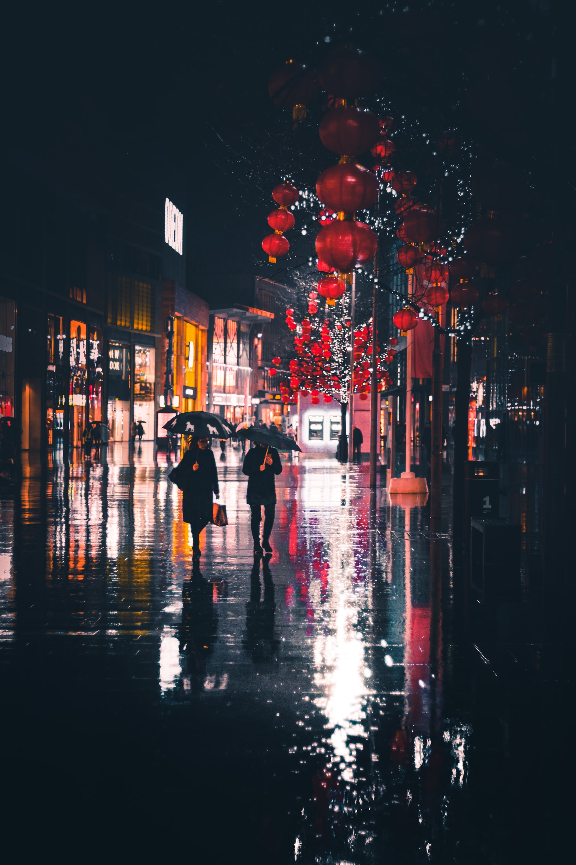 Tham quan những bức ảnh đường phố về đêm mưa với ánh đèn đa sắc màu sẽ khiến bạn không khỏi bị cuốn hút bởi sự rực rỡ và sôi động. Được chụp những khoảnh khắc tuyệt đẹp của phố đêm cùng những điểm sáng long lanh, bạn sẽ có những trải nghiệm thật sự tuyệt vời.