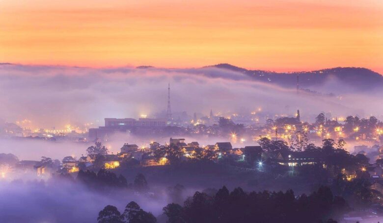 hình hoàng hôn tím thành phố trong sương