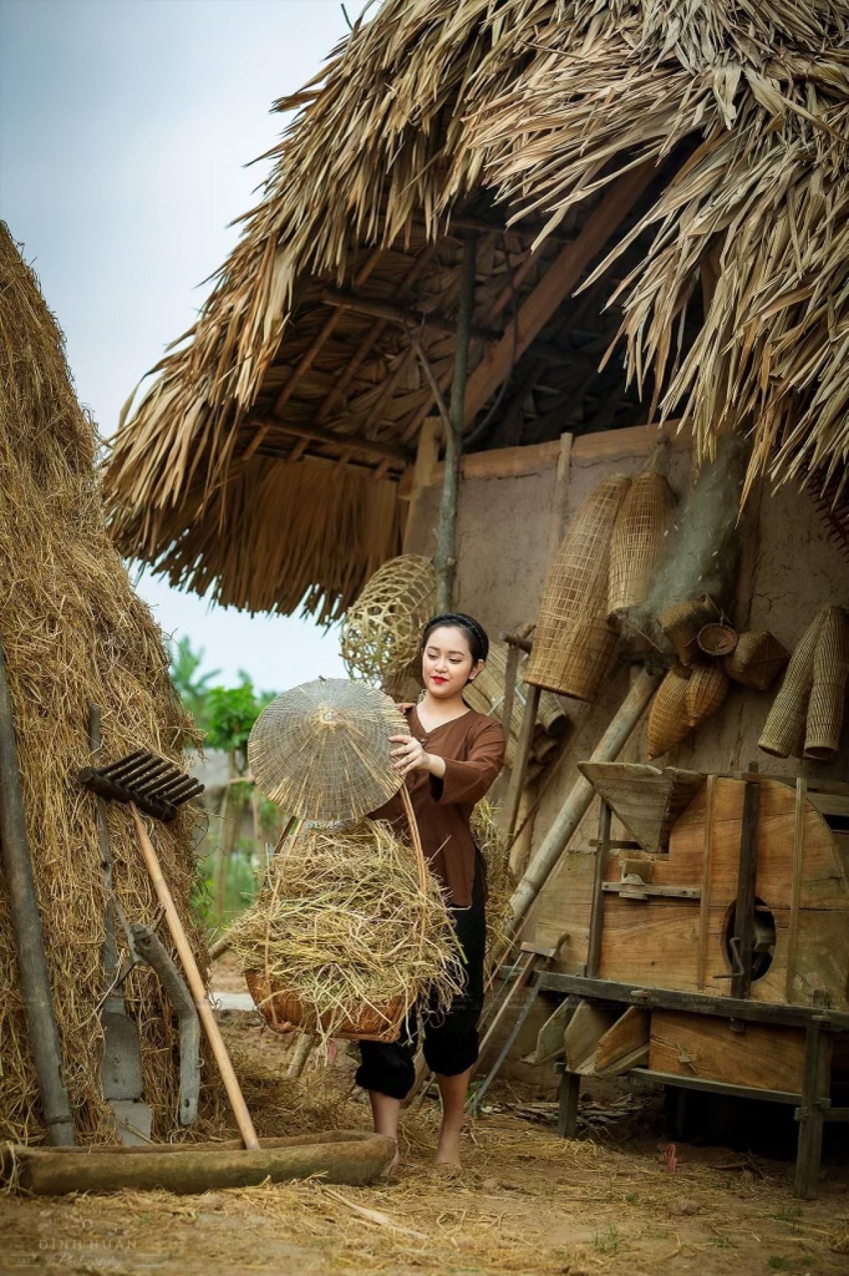 Cùng khám phá hình ảnh làng quê Việt Nam, bạn sẽ thấy sự bền vững của nền văn hóa dân tộc thông qua nghề trồng trọt, nuôi tôm, chăn nuôi, làm đồ thủ công và tham gia vào nhiều hoạt động vui chơi giải trí đầy màu sắc.