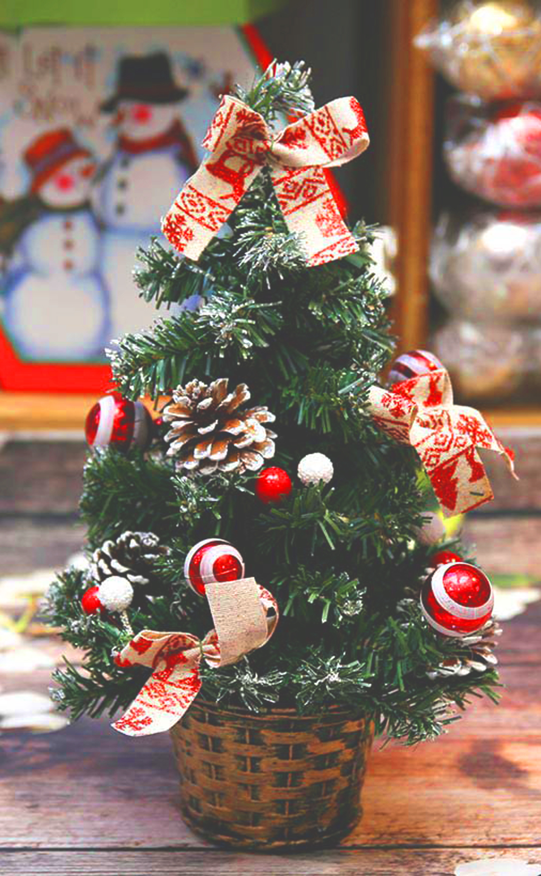 Hình ảnh cây thông Noel: Hãy cùng chào đón mùa Giáng Sinh đầy ấm áp với những hình ảnh về cây thông Noel lung linh. Nét vẽ lạ mắt và sắc màu tươi sáng đang chờ đợi bạn khám phá. Từ những chi tiết nhỏ nhất đến cả không gian chung quanh đều được tìm tòi một cách đầy tinh tế. Cảm nhận được sự ấm áp và mộc mạc của mùa Giáng Sinh với bộ sưu tập này.