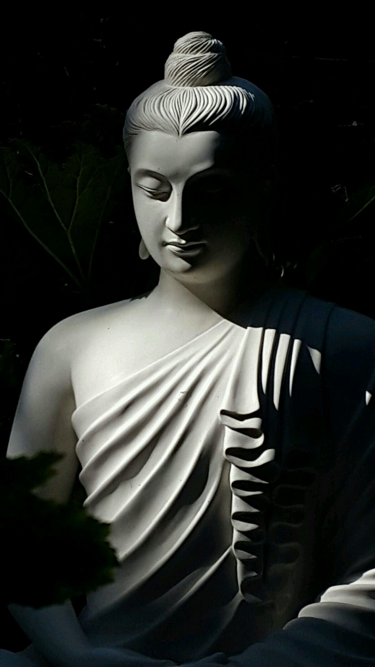 Thưởng thức những hình ảnh Phật A Di Đà, bạn sẽ được dẫn đến một không gian hiền hòa và đầy tình thương. Sự ấm áp và an yên của nhân tính Phật sẽ thổi nhẹ vào tâm hồn bạn, dẫn đến một sự khai mở và sự giải thoát đáng kính.