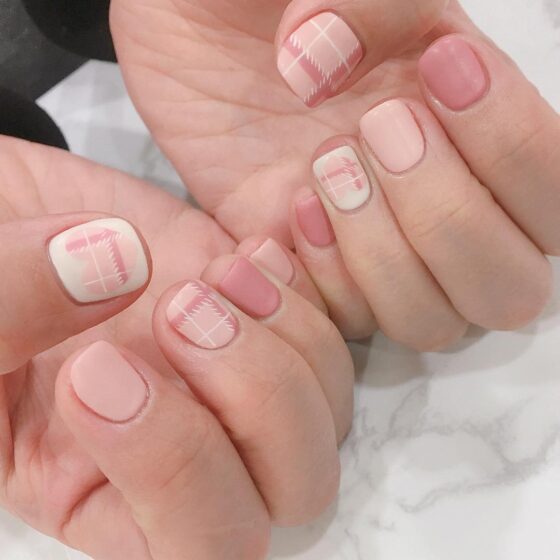 mẫu nail móng ngắn đủ màu hồng với họa tiết đơn giản