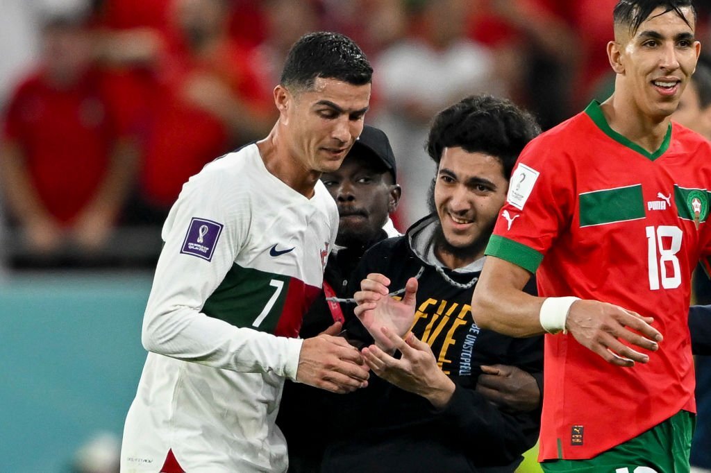 Xem động tác khóc của Ronaldo trong trận đấu khiến bao trái tim rung động. Đừng bỏ lỡ âm thanh của cơn đau trong cảm xúc này.