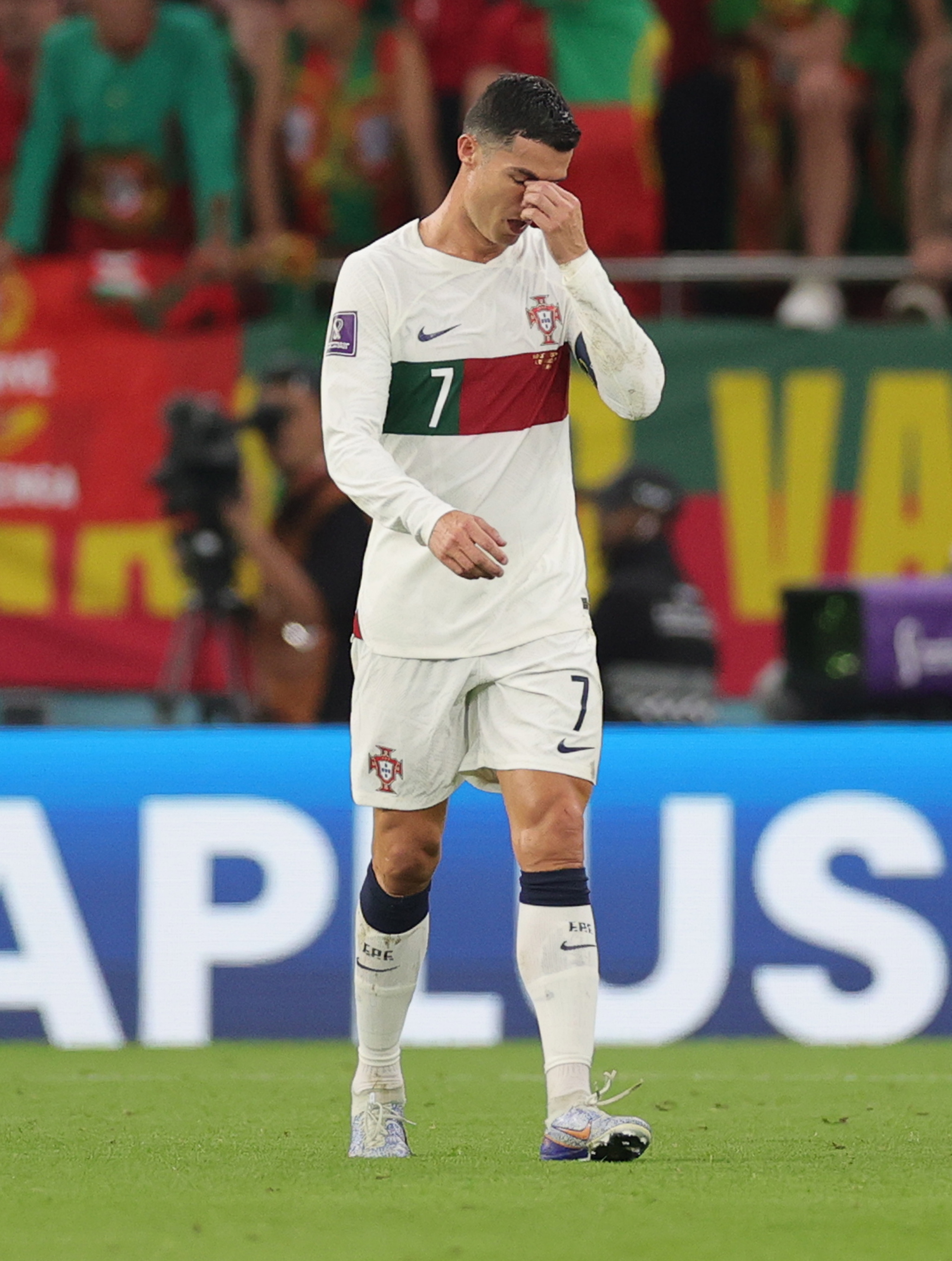 Ronaldo, khóc buồn, fan: Những khoảnh khắc Ronaldo khóc buồn trên sân cỏ khiến fan hâm mộ cảm thấy rất xúc động và đồng cảm. Nếu bạn muốn tìm kiếm những hình ảnh ấn tượng liên quan đến cảm xúc của Ronaldo và fan hâm mộ trong những thời khắc khó khăn, hãy tìm kiếm các hình ảnh liên quan để được trải nghiệm những cảm xúc chân thật nhất.