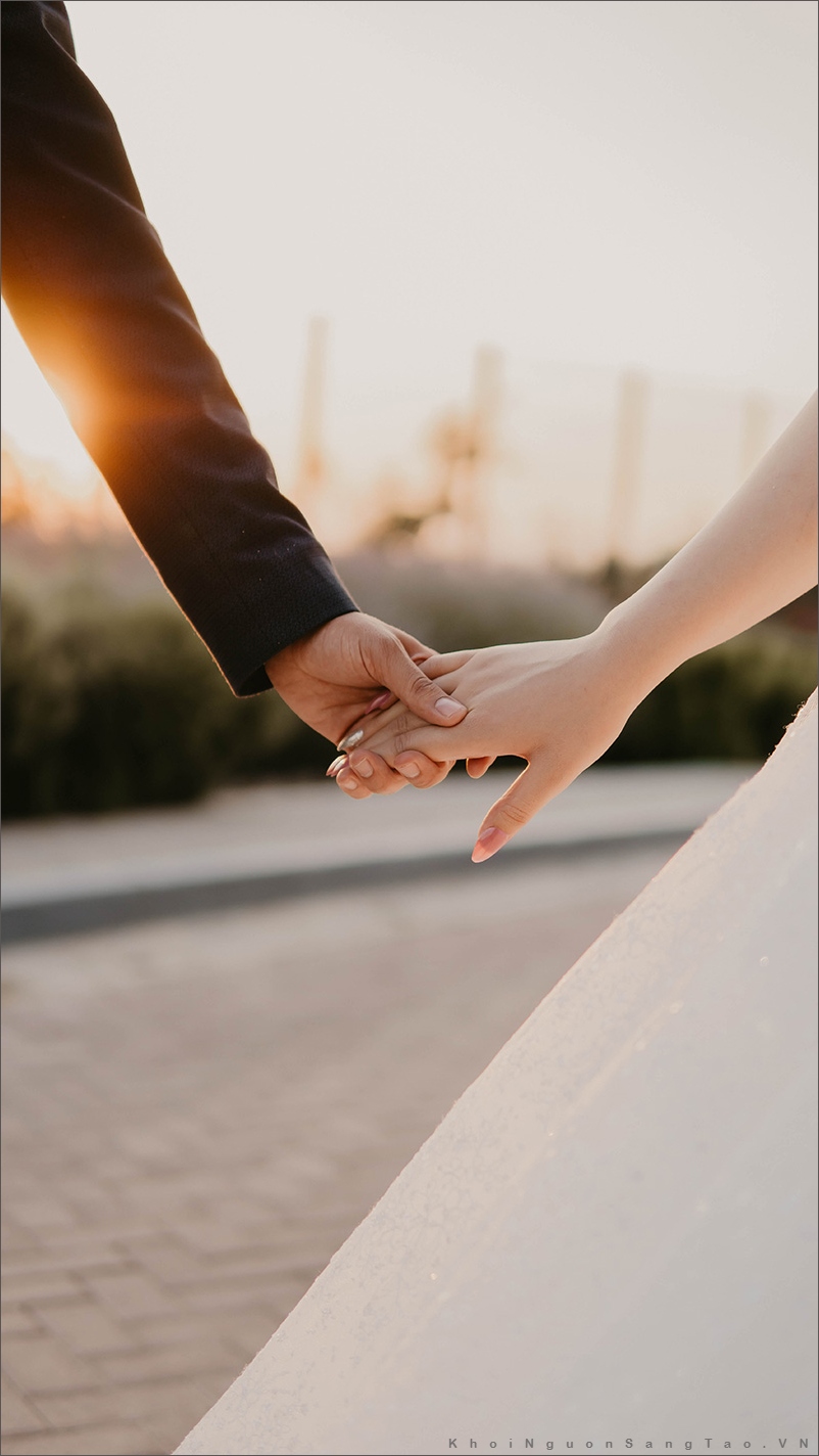 Hãy theo chân bộ đôi đang nắm tay trong bức ảnh đen trắng đẹp này để trải nghiệm cảm giác tình yêu và sự thân thiết giữa hai người. Đen trắng là một kỹ thuật ảnh độc đáo, nhấn mạnh nét tinh tế và đậm chất cổ điển của những khoảnh khắc đáng nhớ.